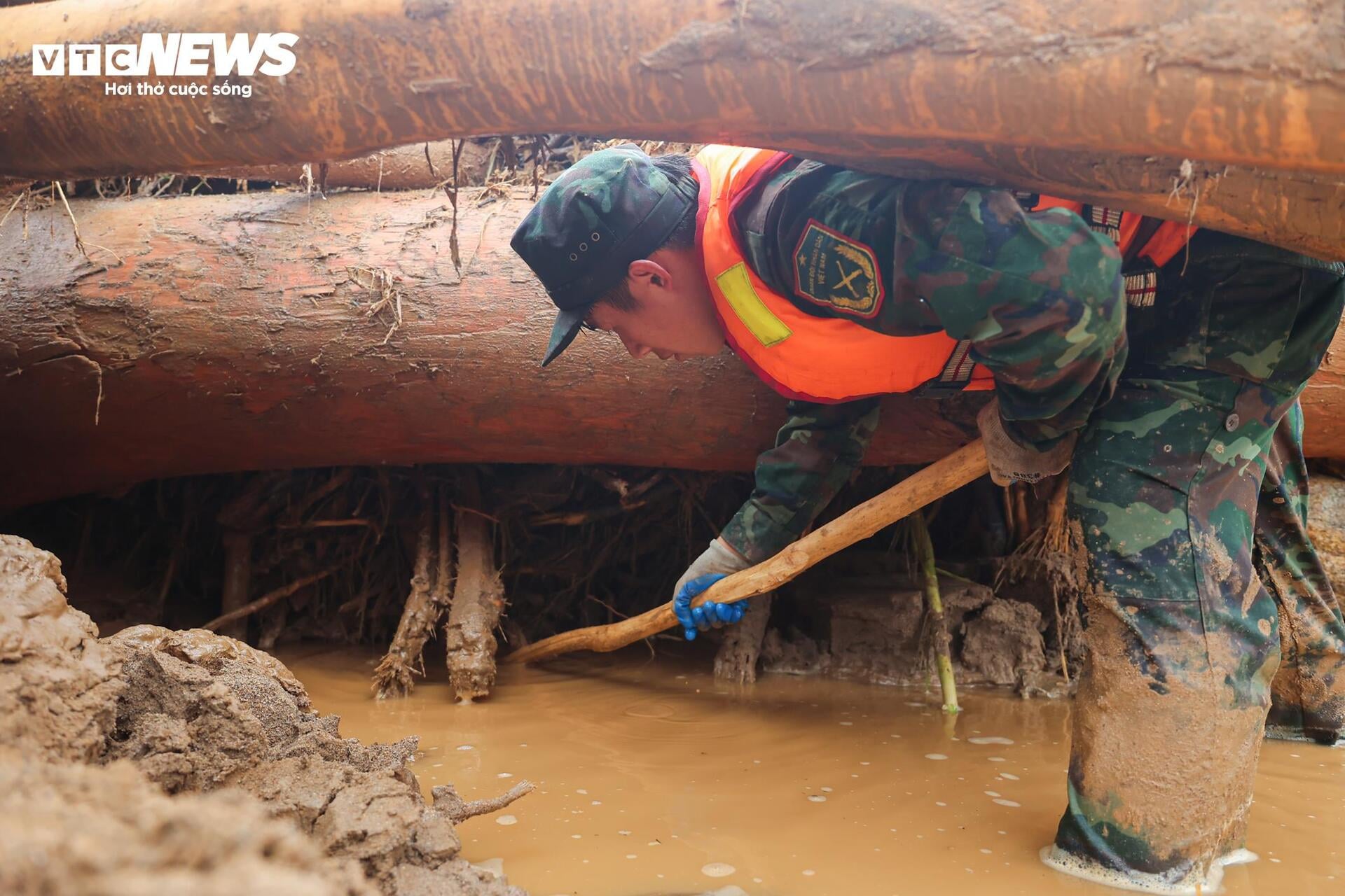 Những bàn tay không để hy vọng bị vùi lấp sau lũ dữ ở Mường Than - 17