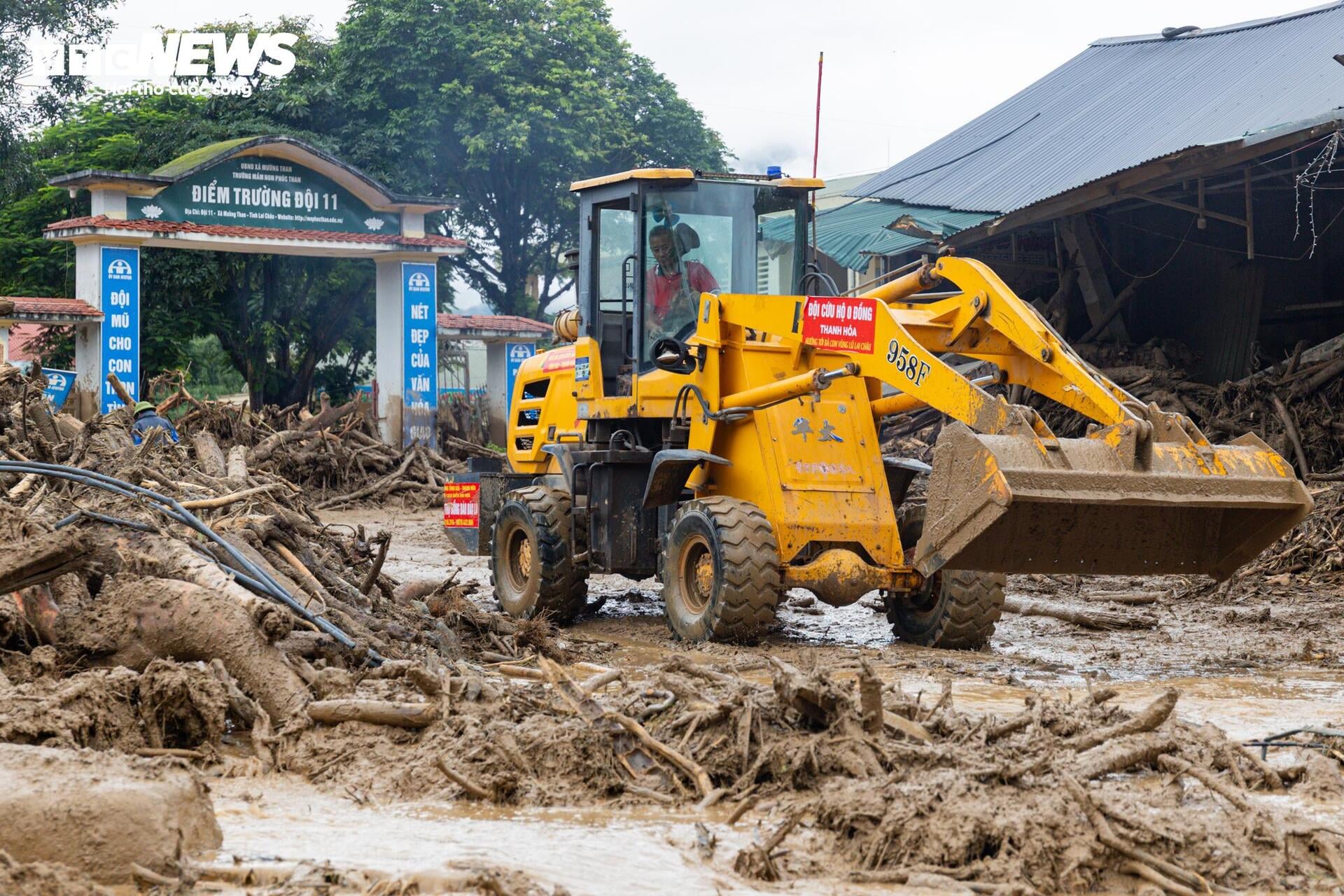 Từ Thanh Hóa, anh Cao Ngọc Tùng cùng đội cứu hộ thuộc Khu du lịch biển Hải Hòa lập tức lên đường từ 1h sáng, đưa theo máy xúc vượt nhiều điểm sạt lở để tiếp cận hiện trường. Theo anh, trở ngại lớn nhất là những khối đá khổng lồ chắn kín đường, phải sử dụng máy móc hạng nặng mới có thể phá dỡ. Nhiều năm tham gia cứu hộ tại các vùng thiên tai trên cả nước, anh cho biết điều thôi thúc anh và các thành viên trong đội lên đường luôn là mong muốn góp một phần sức lực để người dân sớm vượt qua mất mát.
