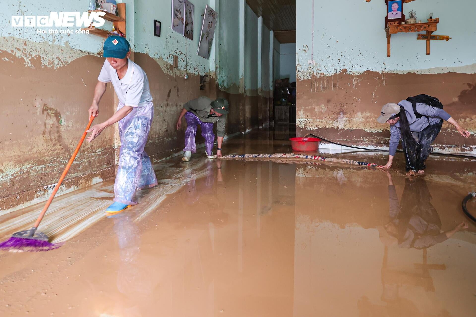 “Nghe tin bà con gặp nạn, khi đường vừa thông là chúng tôi sang ngay để góp chút sức”, một người dân chia sẻ.