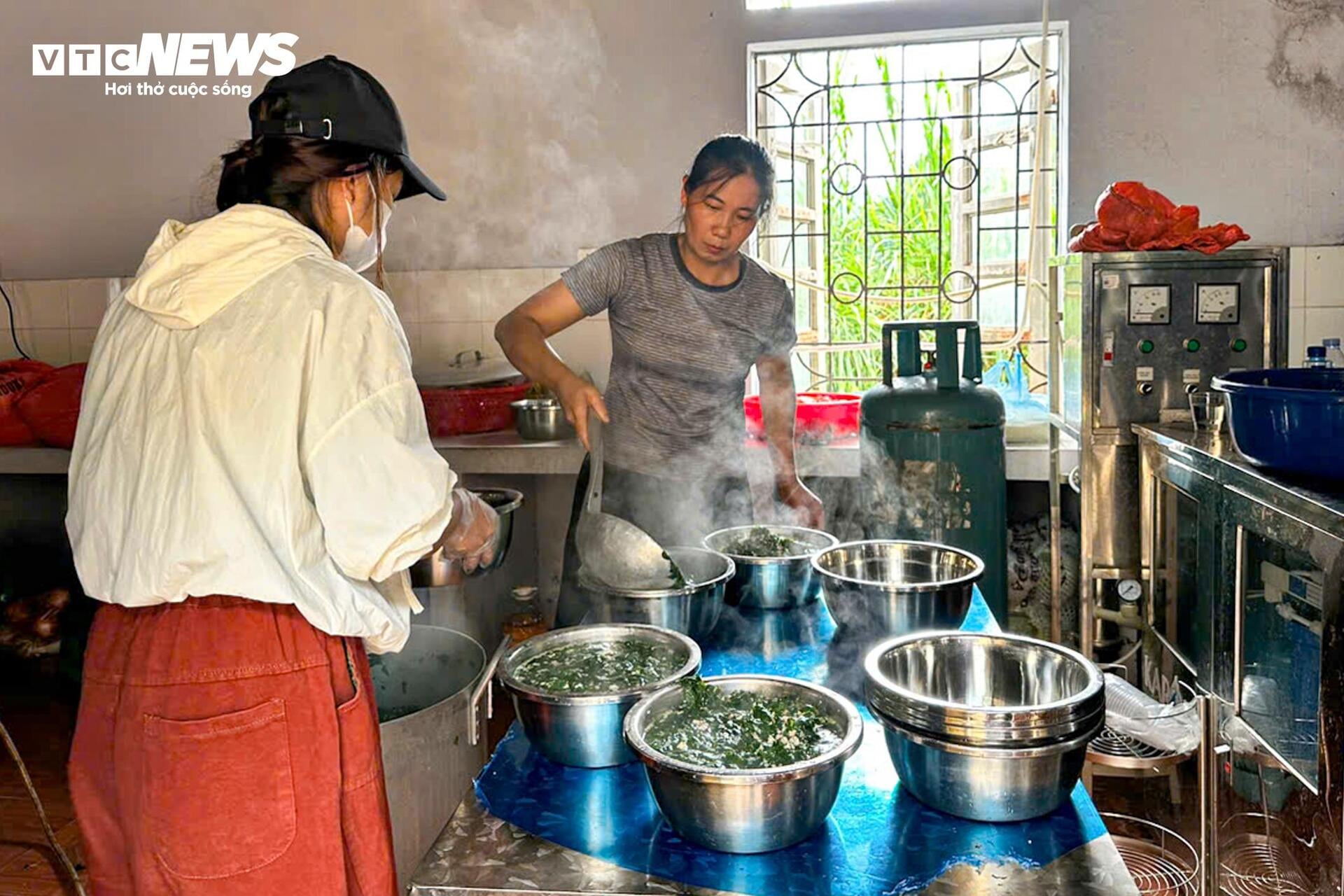 Những bàn tay không để hy vọng bị vùi lấp sau lũ dữ ở Mường Than - 25