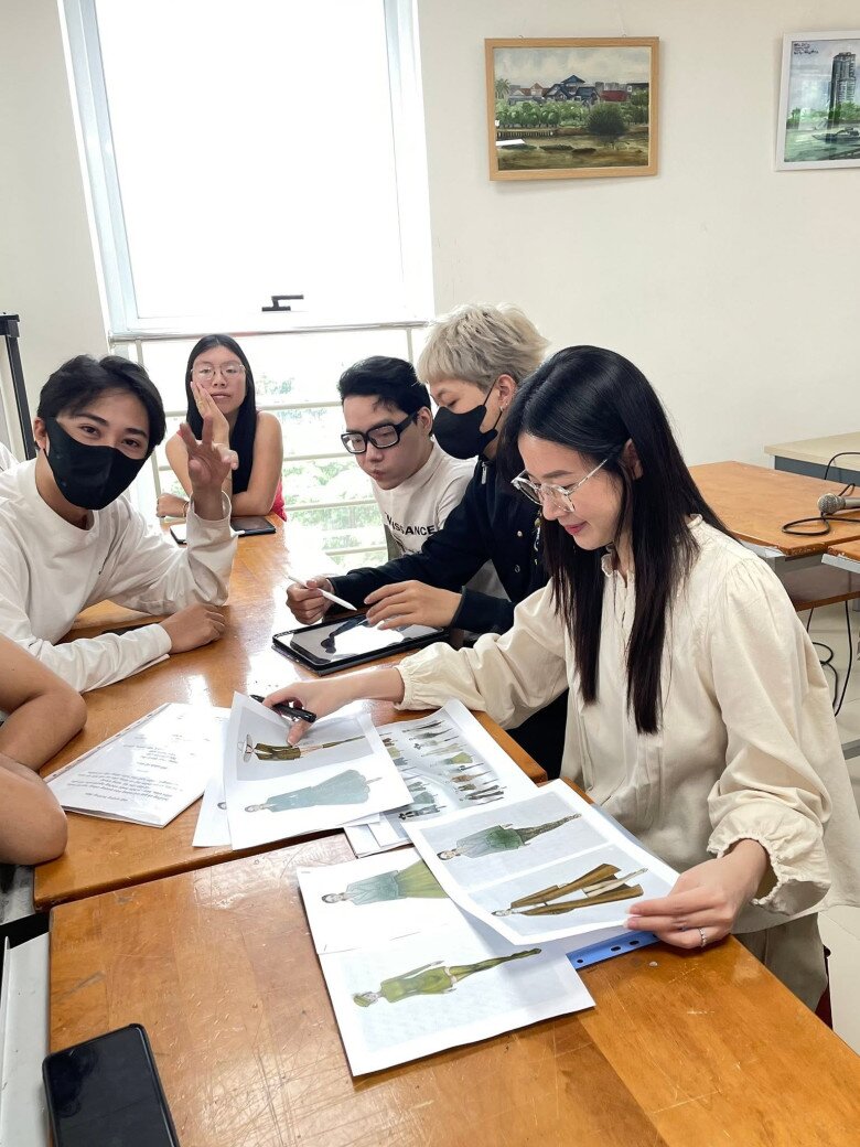 Midu xuất hiện với hình ảnh năng động khi lên lớp.