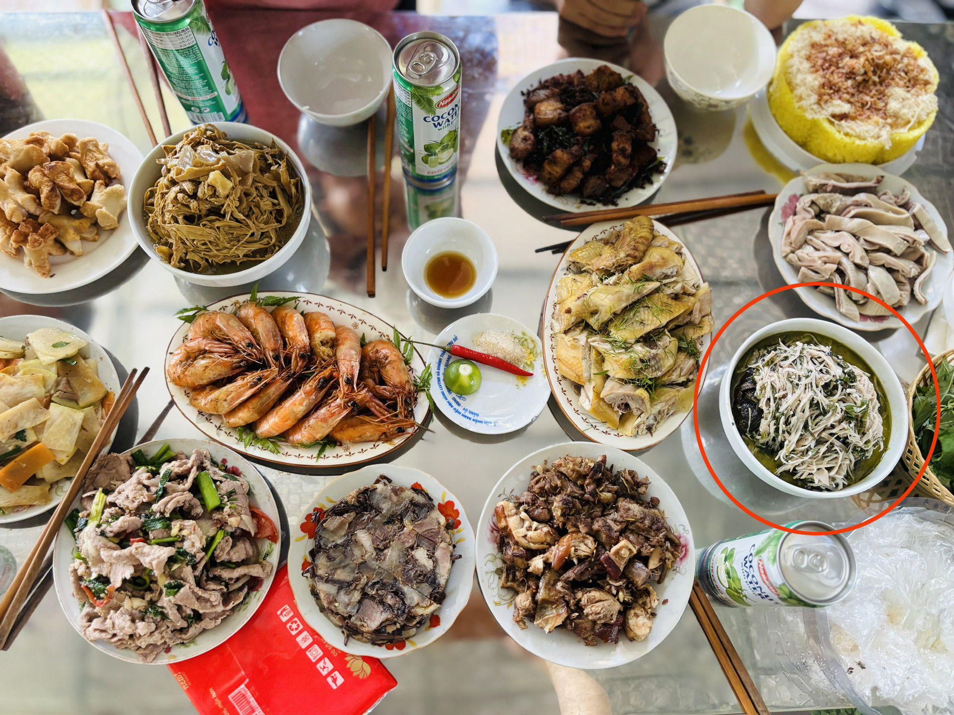 Món củ chuối om lươn trong mâm cỗ ngày giỗ ở Hưng Yên