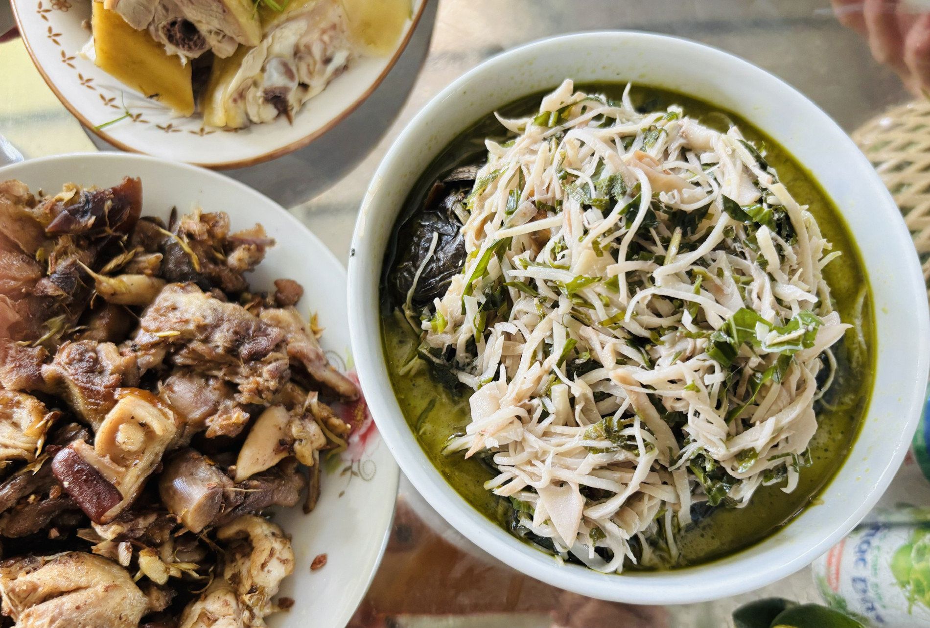 Củ chuối om lươn là món ăn dân dã ở vùng đồng bằng Bắc bộ, từng được nhắc đến trong câu ca dao Cá rô quyện với nồi rang/Còn như củ chuối, lươn vàng quyện nhau”