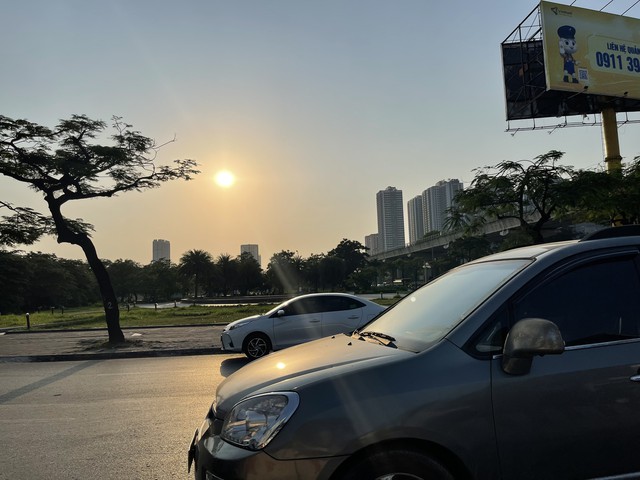 Theo dự báo thời tiết, Thủ đô ban ngày trời oi nóng, đêm có mưa rào và dông vài nơi. Ảnh: T.H