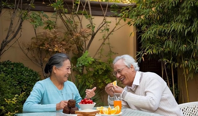 Ở tuổi 60, sự ổn định và an tâm thường có giá trị hơn những khoản chi tiêu nhất thời. Ảnh minh họa