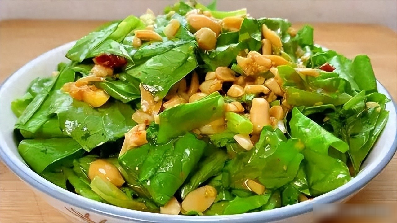 Trong các lựa chọn, loại rau diếp trộn tỏi ớt là một món ăn bạn đừng nên bỏ qua.