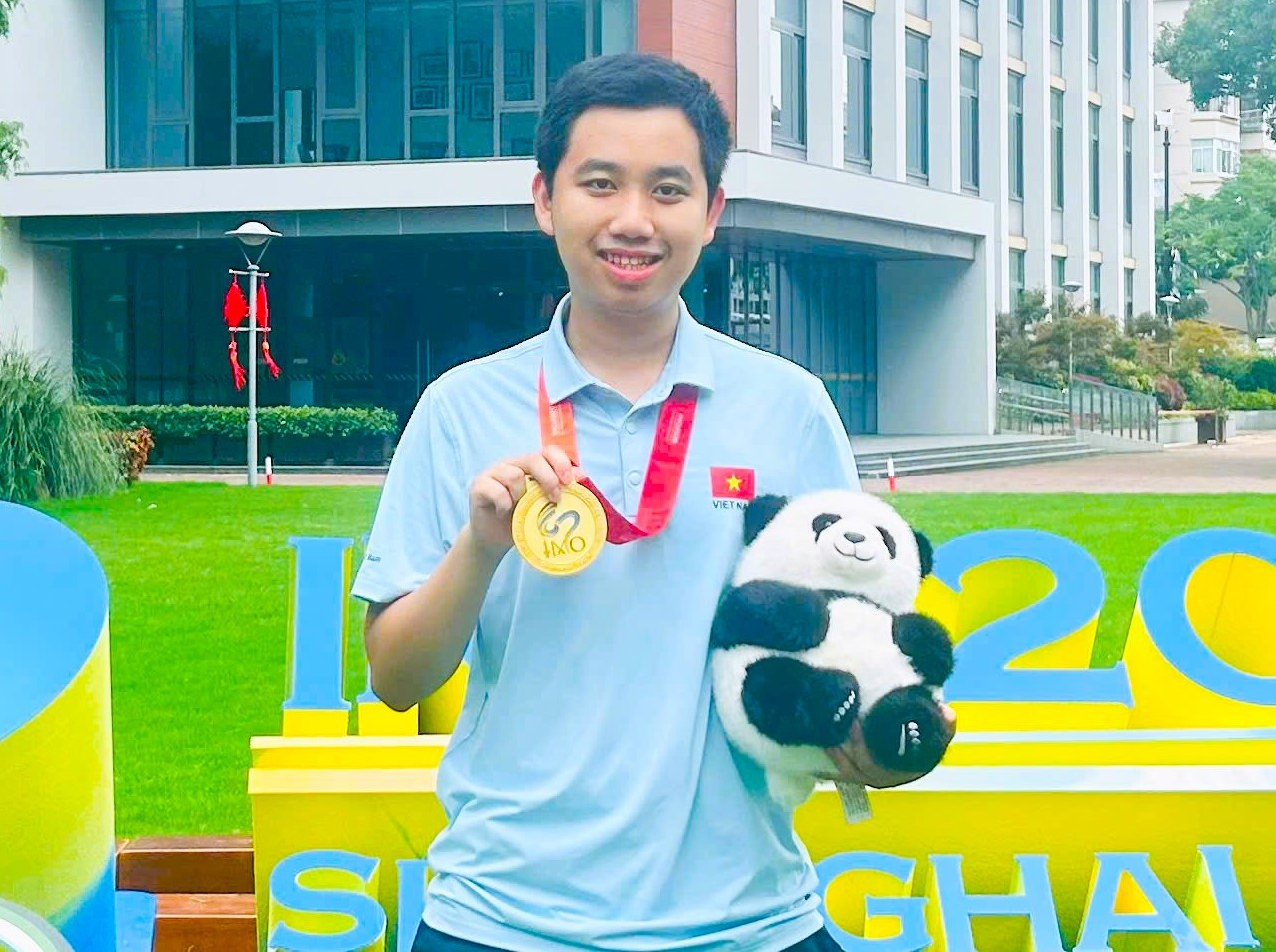 Nguyễn Lê Nhật Nam - chủ nhân của tấm Huy chương Vàng Olympic Toán học quốc tế năm 2026 chọn theo học ngành sư phạm. Ảnh: NVCC
