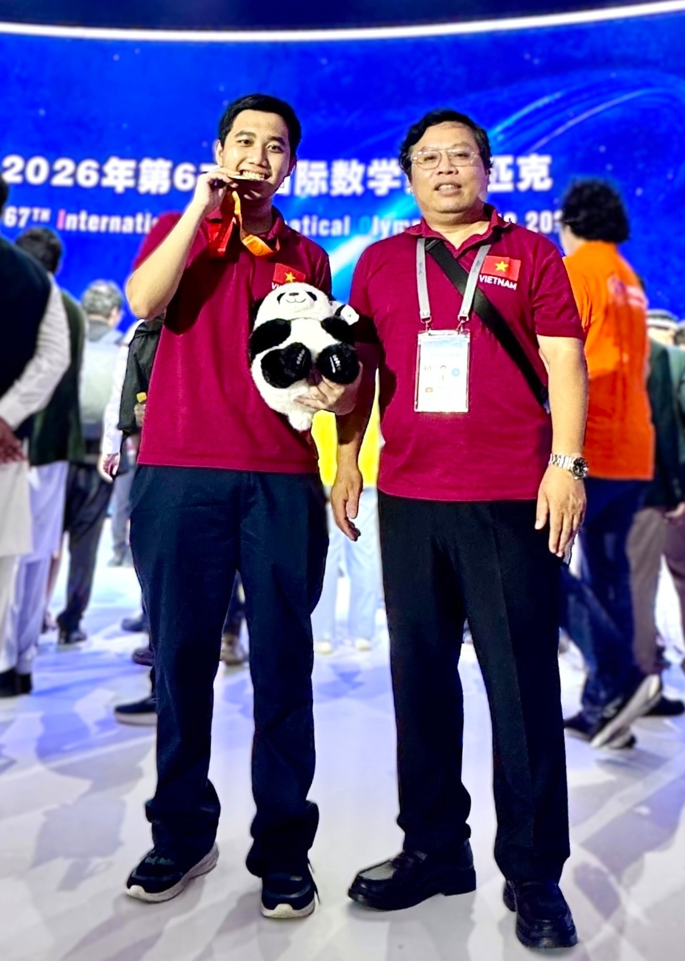 Nguyễn Lê Nhật Nam và thầy giáo chủ nhiệm Trương Trọng Khánh tại kỳ thi Olympic Toán học quốc tế năm 2026 diễn ra tại Thượng Hải, Trung Quốc. Ảnh: NVCC
