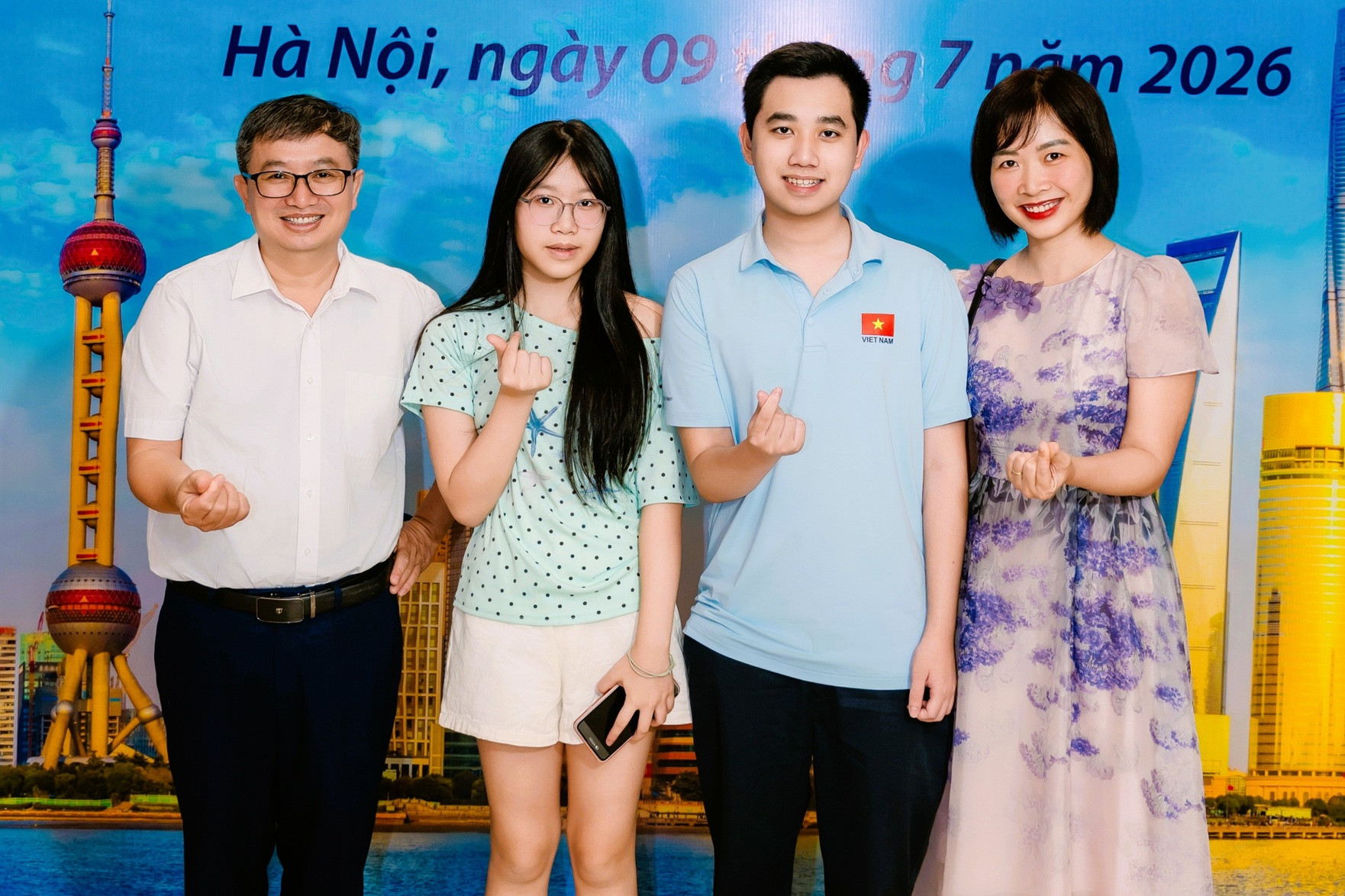 Nhật Nam cùng bố mẹ và em gái. Ảnh: NVCC.