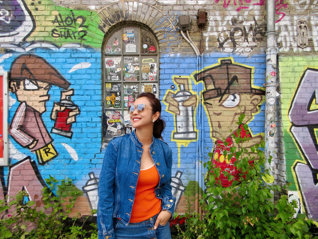 Gia đình người đẹp còn ghé thăm khu Freetown Christiania nổi tiếng với những con phố tràn ngập graffiti art đầy sắc màu.
