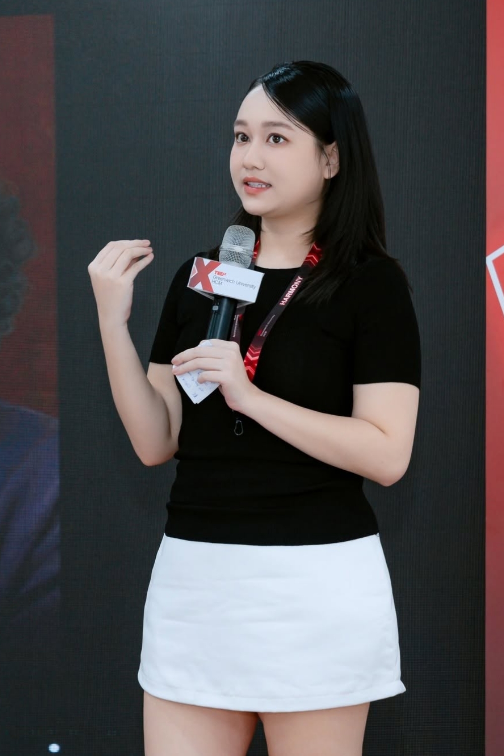 Cô chọn phong cách tối giản trong buổi trò chuyện với sinh viên đầu tháng 7 tại một đại học ở TP HCM, nơi cô tốt nghiệp ngành quản trị truyền thông.