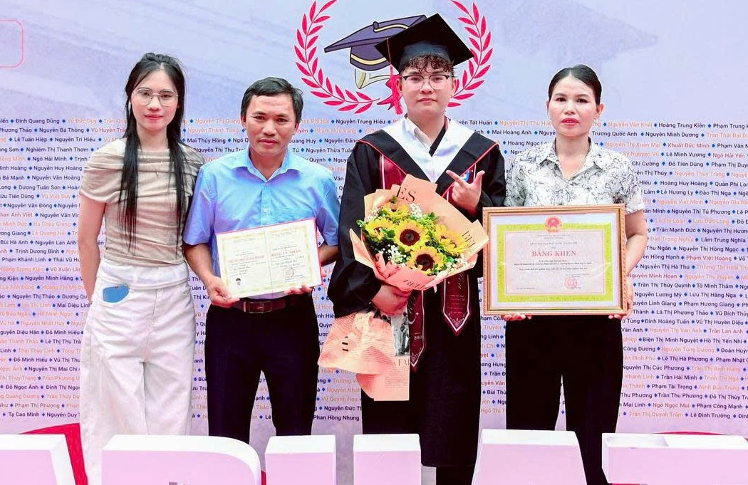 Khánh Hoa và gia đình trong lễ nhận bằng tốt nghiệp. Ảnh: NVCC