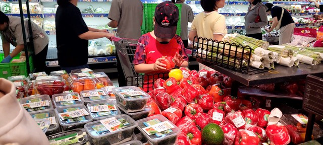 Chọn ớt chuông nên chọn có vỏ ngoài căng bóng, nhẵn mịn và màu sắc tươi sáng. Ảnh PT