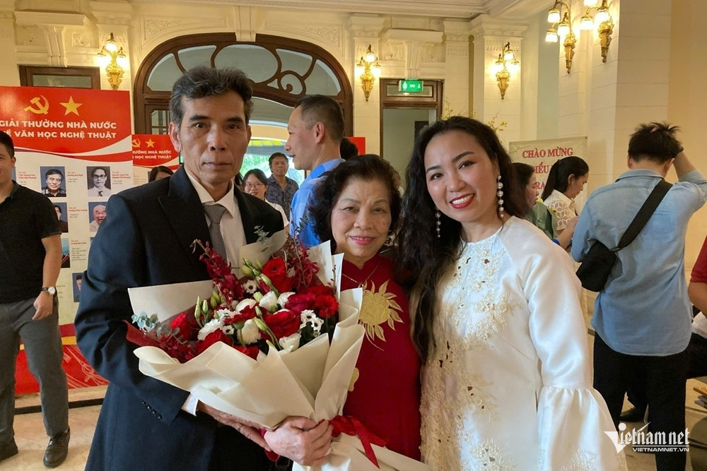 NSND Nguyễn Thị Hiển với 2 học trò biên đạo múa Nguyễn Thị Tuyết Minh và NSND Mai Trung Kiên. Cả hai nhận Giải thưởng Nhà nước đợt 2022. 