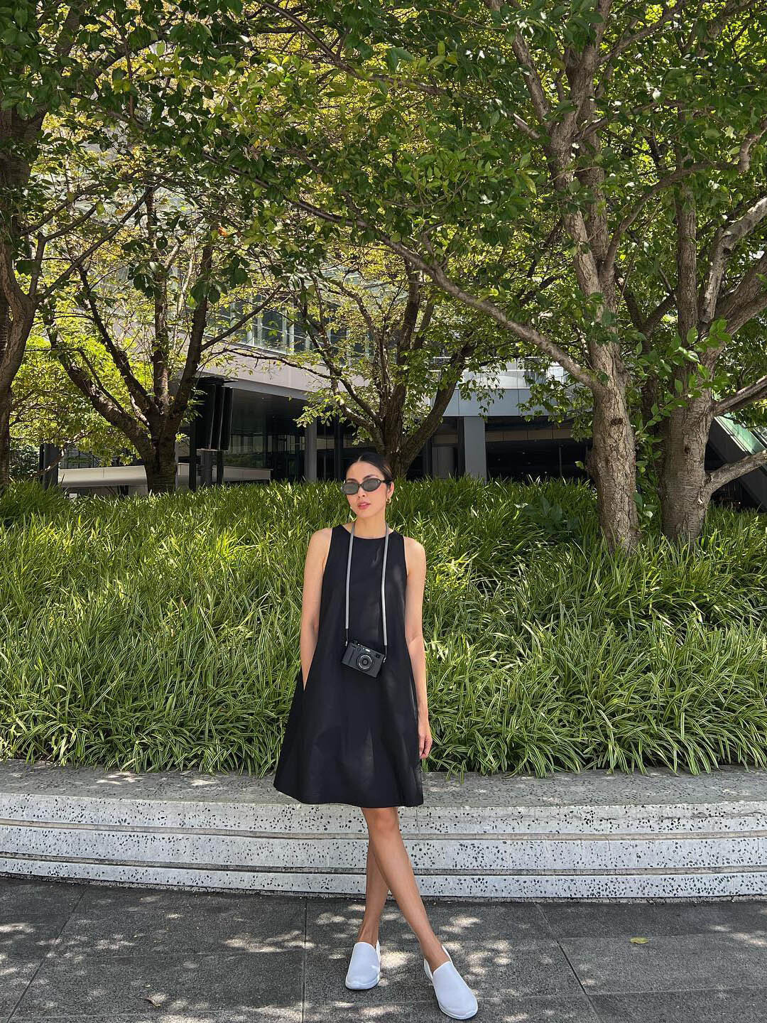 Bà mẹ ba con chỉ cần mẫu đầm suông dài ngang gối để tạo nên street style dạo phố Osaka, Nhật Bản.