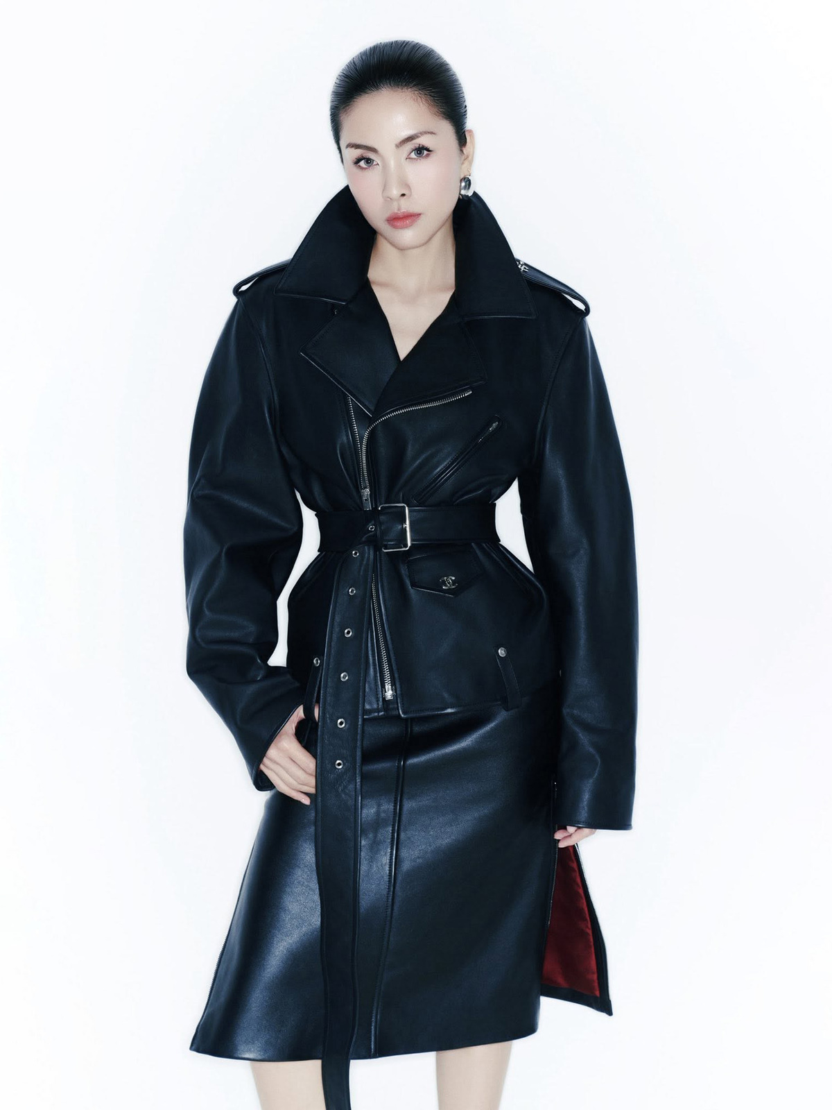 Thực hiện photoshoot mới đây, phu nhân hào môn được nhiều khán giả khen ngợi khi đổi sang phong cách rock-chic với cây Chanel chất liệu da trị giá khoảng nửa tỷ đồng.