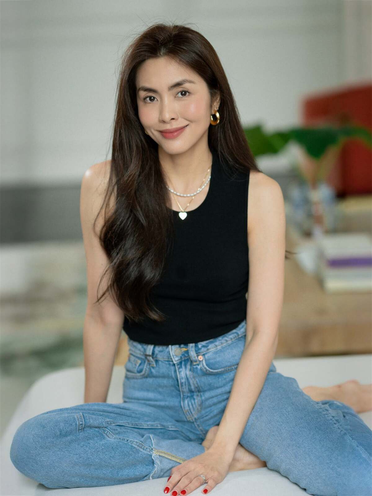 Bên cạnh đó, áo đen kết hợp quần jeans cũng là combo thường xuyên xuất hiện cùng Hà Tăng.