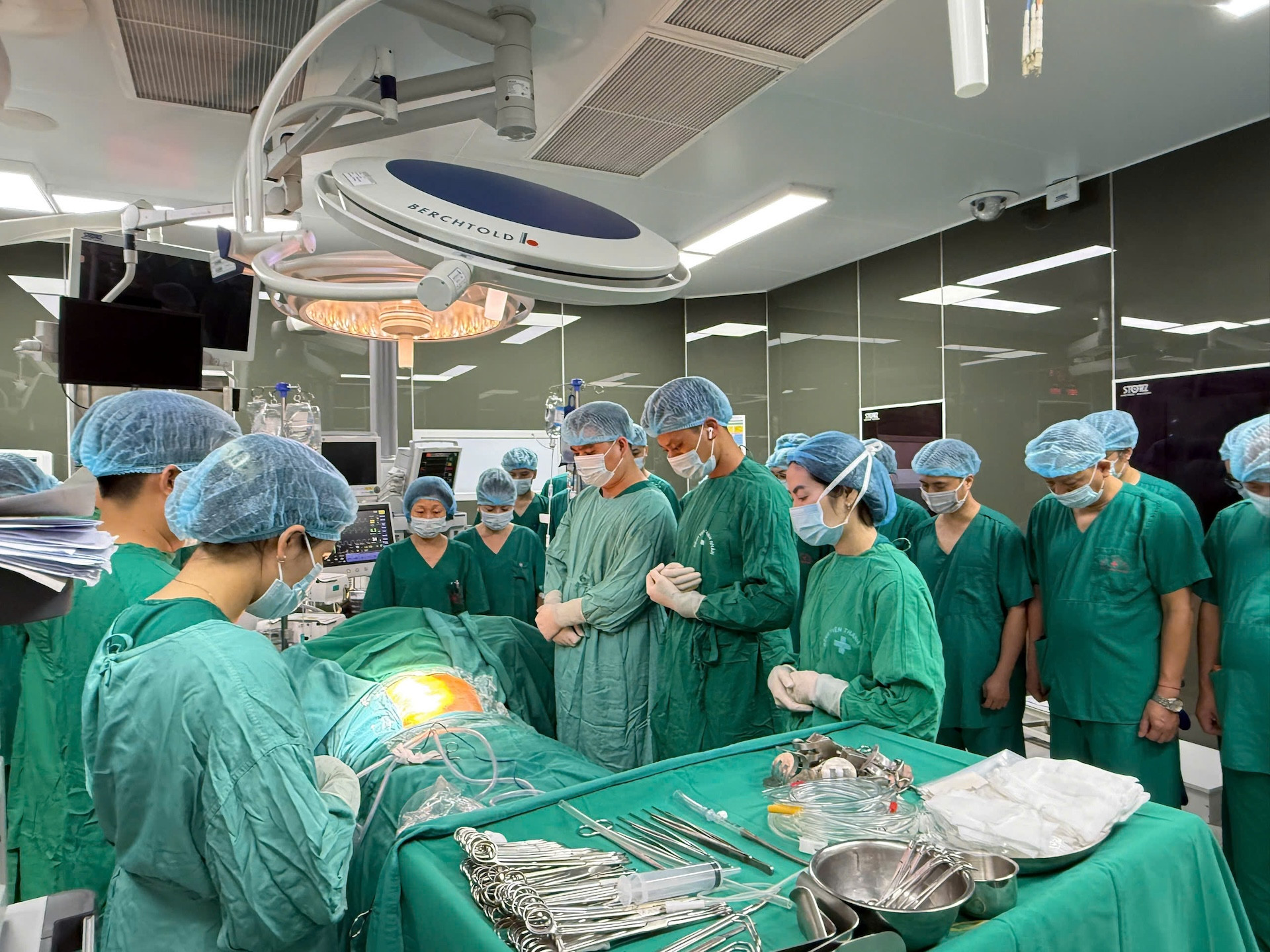 Hàng chục thầy thuốc cúi đầu tri ân người đàn ông ở Hà Nội hiến tạng cứu người. Ảnh: V.Anh