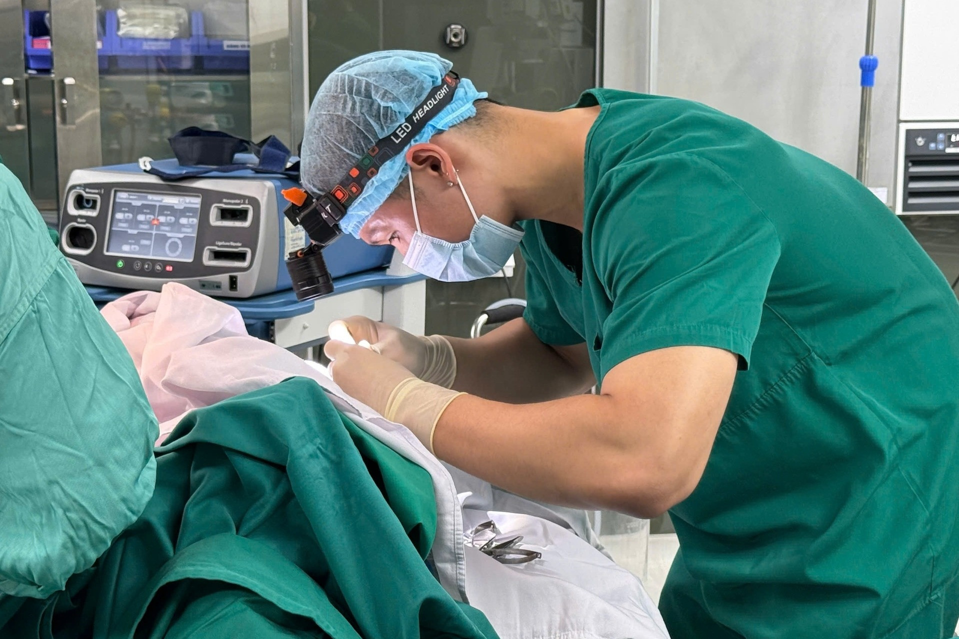 Cán bộ Ngân hàng Mắt (Bệnh viện Mắt Trung ương) trực tiếp lấy giác mạc của bệnh nhân để ghép cho 2 người đang chờ ánh sáng. Ảnh: V.Anh