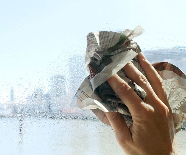 Bạn nên sử dụng giấy báo hay khăn giấy khô để thay thế cho khăn vải thông thường vì giấy báo, khăn giấy khô có khả năng thấm nước tốt nên sử dụng để lau kính.
