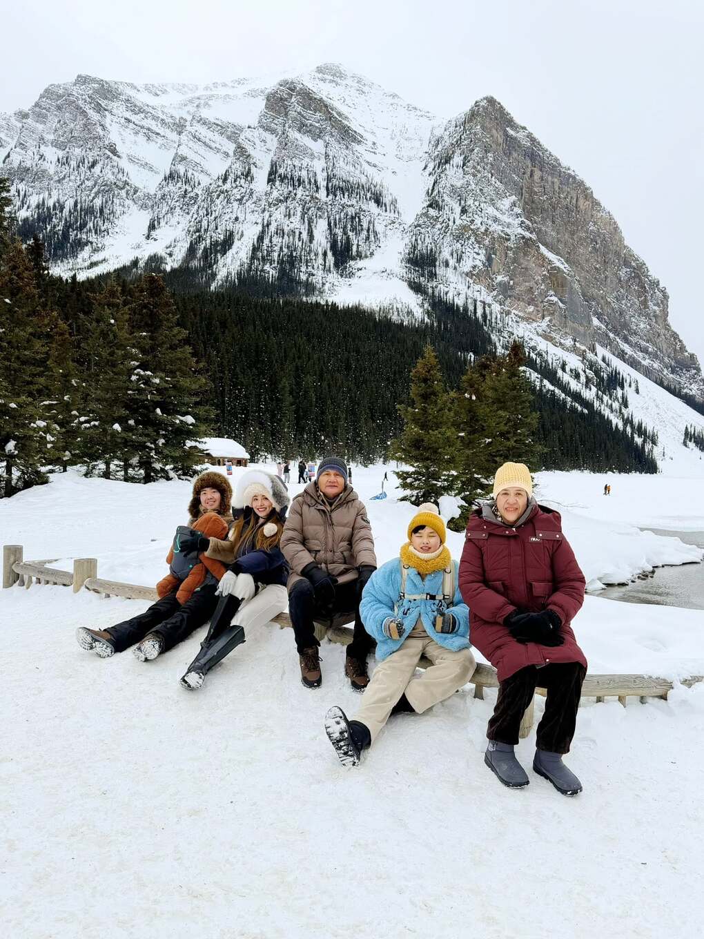 Diễm Hương (thứ hai từ trái sang) cùng gia đình du lịch ở hồ Louise, Canada hồi tháng 3. Ảnh: Nhân vật cung cấp