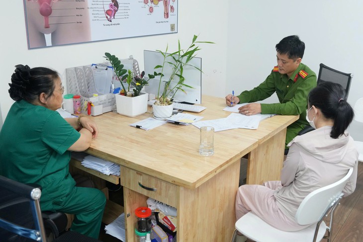 Công an làm việc với các đối tượng. ẢNH: Công an cung cấp.