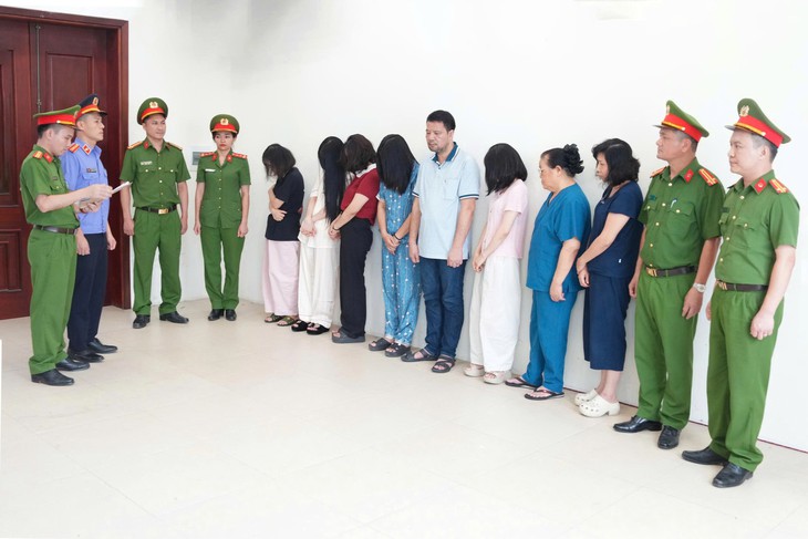 Cơ quan Cảnh sát điều tra Công an tỉnh Nghệ An đọc lệnh khởi tố vụ án, khởi tố 10 bị can về tội “Lừa dối khách hàng”. Ảnh: Công an cung cấp