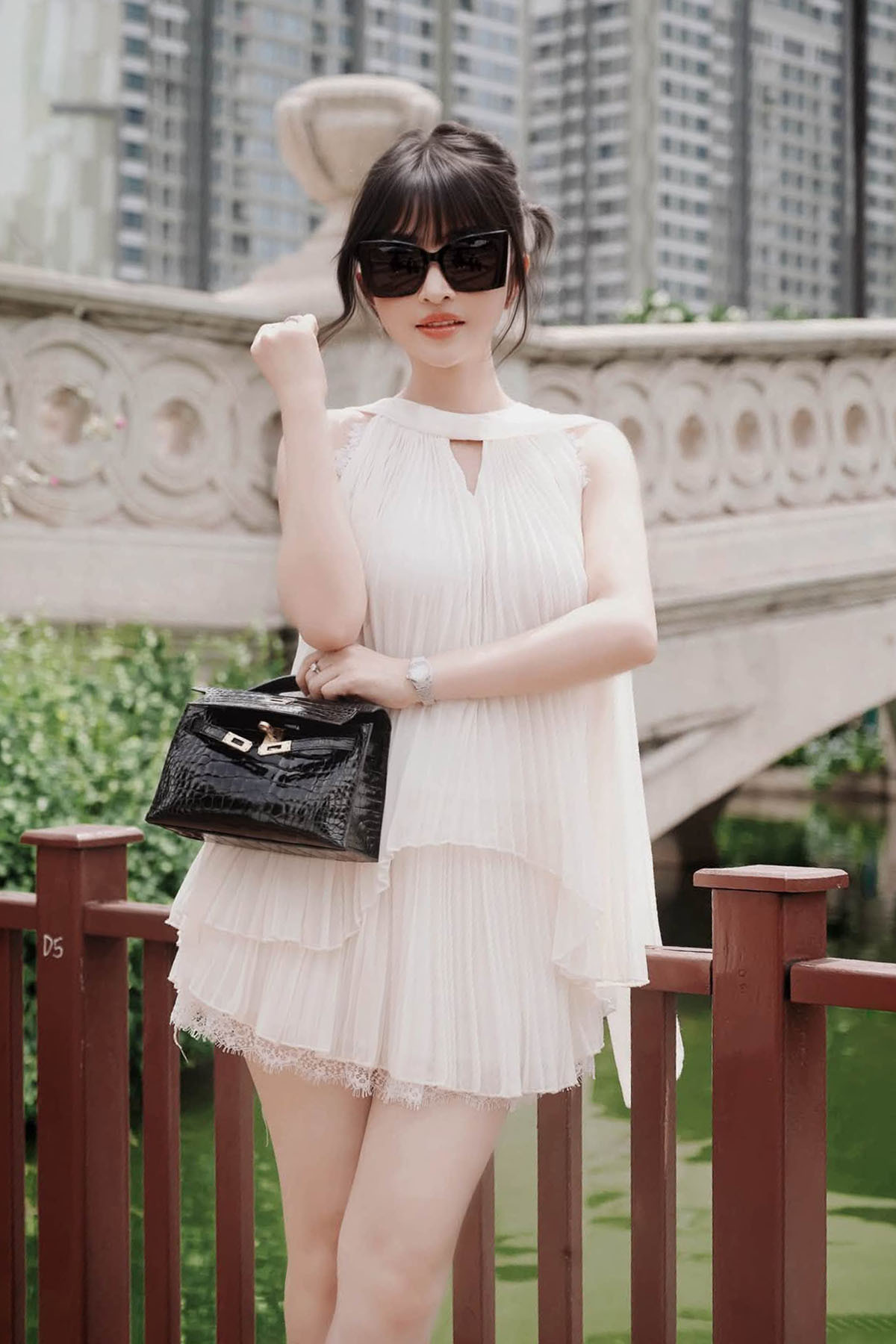 Một lần xuống phố mới đây, Mina Phạm được khen trẻ trung với đầm ngắn phom rộng dập ly nữ tính. Cô cho biết bản thân không theo đuổi sự hoàn hảo, chỉ muốn trở thành phiên bản tinh tế nhất của chính mình.