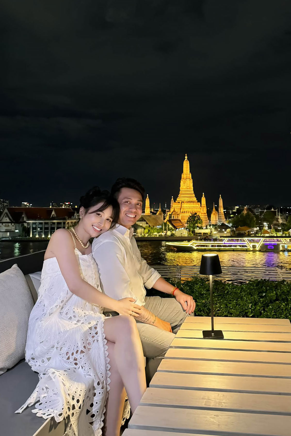 Nhân kỷ niệm 14 năm cầu hôn, hai vợ chồng đi du lịch Thái Lan và thưởng thức bữa tối sang trọng bên bờ sông Chao Phraya ở Bangkok. Minh Nhựa bày tỏ: Cột mốc tình yêu năm nay, cả hai chọn một nơi xa, nhẹ nhàng, yên bình để nhớ lại những kỷ niệm, và cùng nhau đón niềm vui mới vợ yêu nhé.