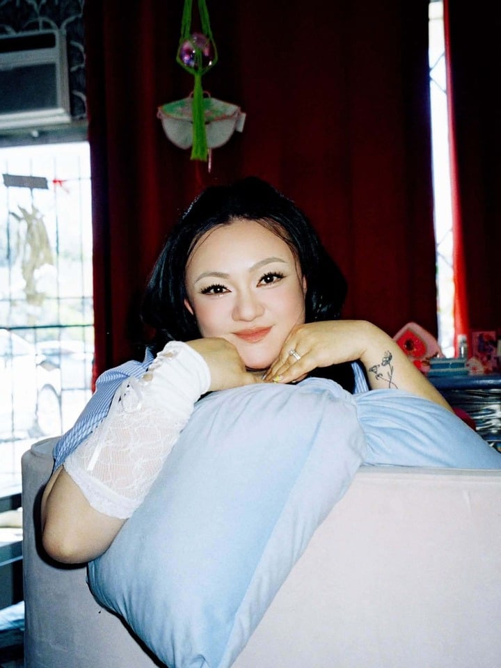 Ít ai biết rằng, trước đây Xuân Mai từng chịu nhiều áp lực vì những lời bình luận tiêu cực về ngoại hình sau sinh. Nữ ca sĩ thừa nhận có giai đoạn mặc cảm, thậm chí không dám ra đường. Vì vậy, màn tái xuất lần này không chỉ đánh dấu sự trở lại với âm nhạc mà còn cho thấy cô đã dần vượt qua những rào cản tâm lý để tự tin xuất hiện trước công chúng, nhận được sự động viên và yêu mến từ nhiều khán giả.