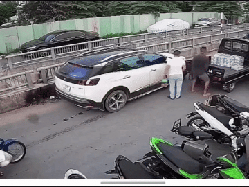 Clip: Người đàn ông dùng tay không nhấc đuôi xe tải cho ô tô đi qua
