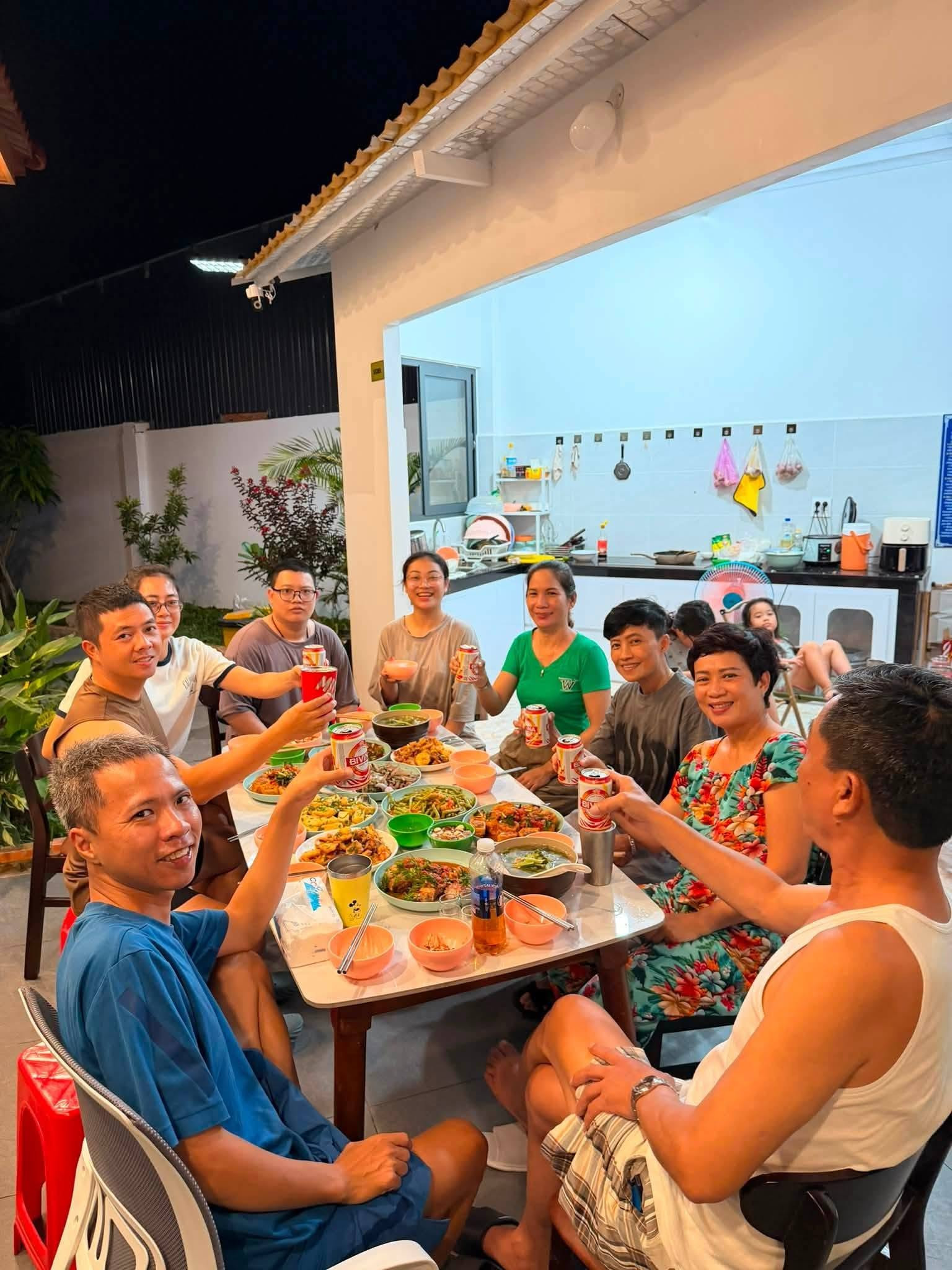 Đóng Cửa Hàng, Gia Đình 3 Thế Hệ Ở Hà Nội Lái Xe Xuyên Việt Gần 2 Tháng 14 Đóng Cửa Hàng, Gia Đình 3 Thế Hệ Ở Hà Nội Lái Xe Xuyên Việt Gần 2 Tháng - 4