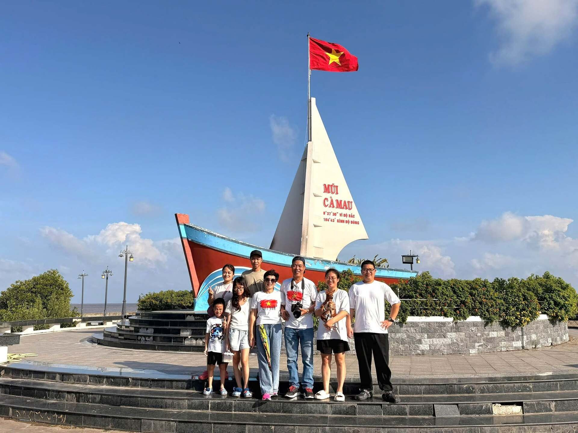 Đóng Cửa Hàng, Gia Đình 3 Thế Hệ Ở Hà Nội Lái Xe Xuyên Việt Gần 2 Tháng 10 Gia Đình 3 Thế Hệ Trong Hành Trình Xuyên Việt