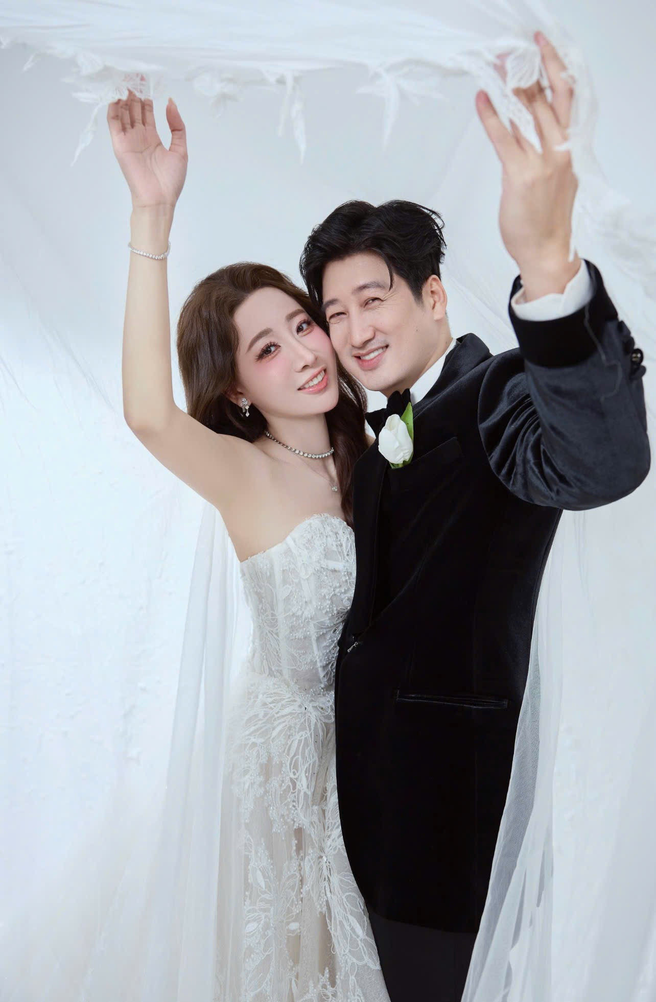 Hai diễn viên vừa đi chụp ảnh cưới.