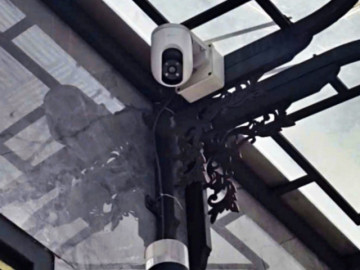 Yêu con - Lắp camera chăm mẹ, con gái phát hiện bà rút phích cắm, nói lời đau lòng