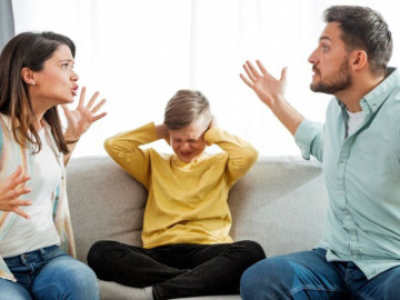 3 kiểu cha mẹ khiến con 'không ngẩng đầu lên được'