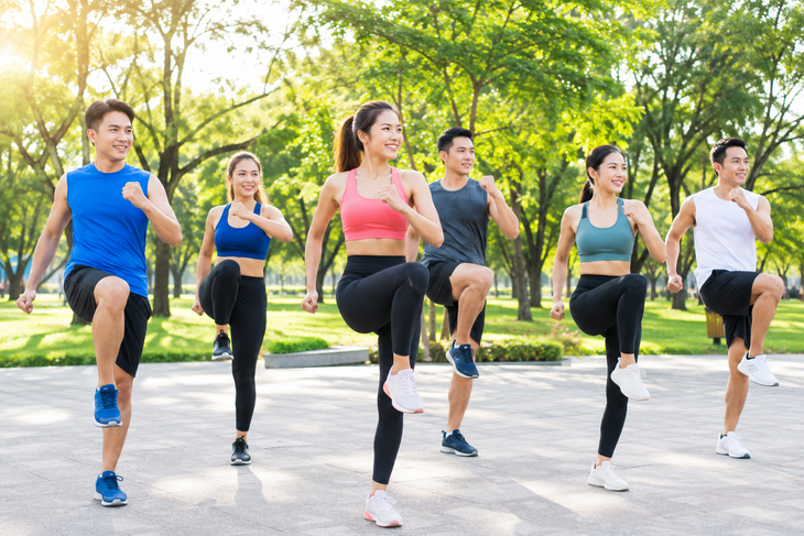 Vận động thường xuyên là thói quen hàng đầu giúp cải thiện tuổi thọ. Nguồn: Ảnh AI