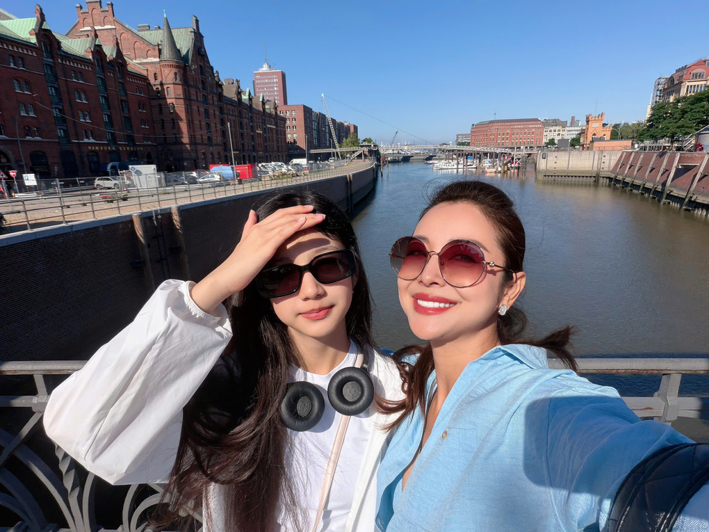 Jennifer Phạm cho biết con gái lúc nhỏ trông như bản sao của bố nhưng càng lớn càng giống mẹ và có nhiều nét giống anh trai Bảo Nam.