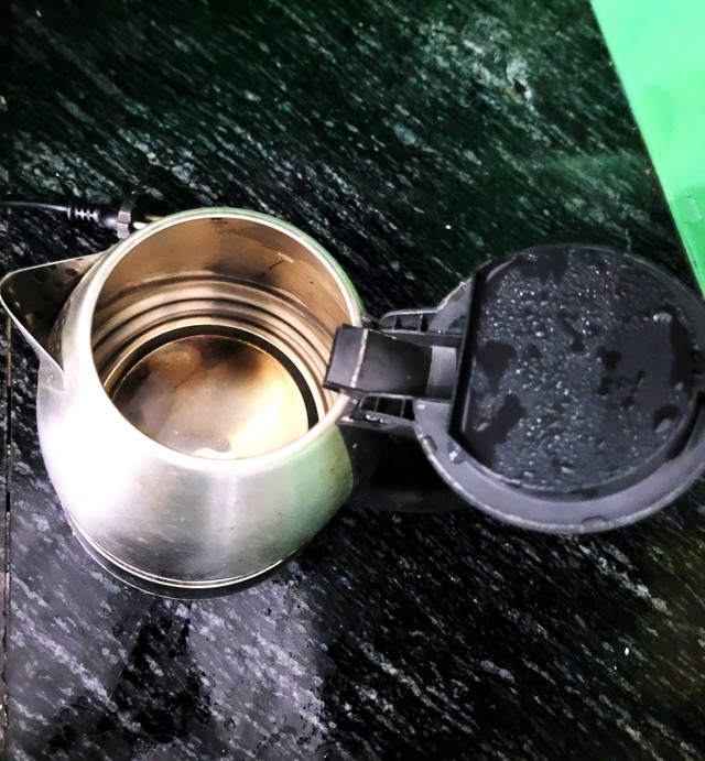 Mẹo nhỏ loại bỏ mảng cặn amp;#34;cứng đầuamp;#34; dưới đáy ấm siêu tốc hiệu quả và cách hạn chế cặn bám trở lại - 1