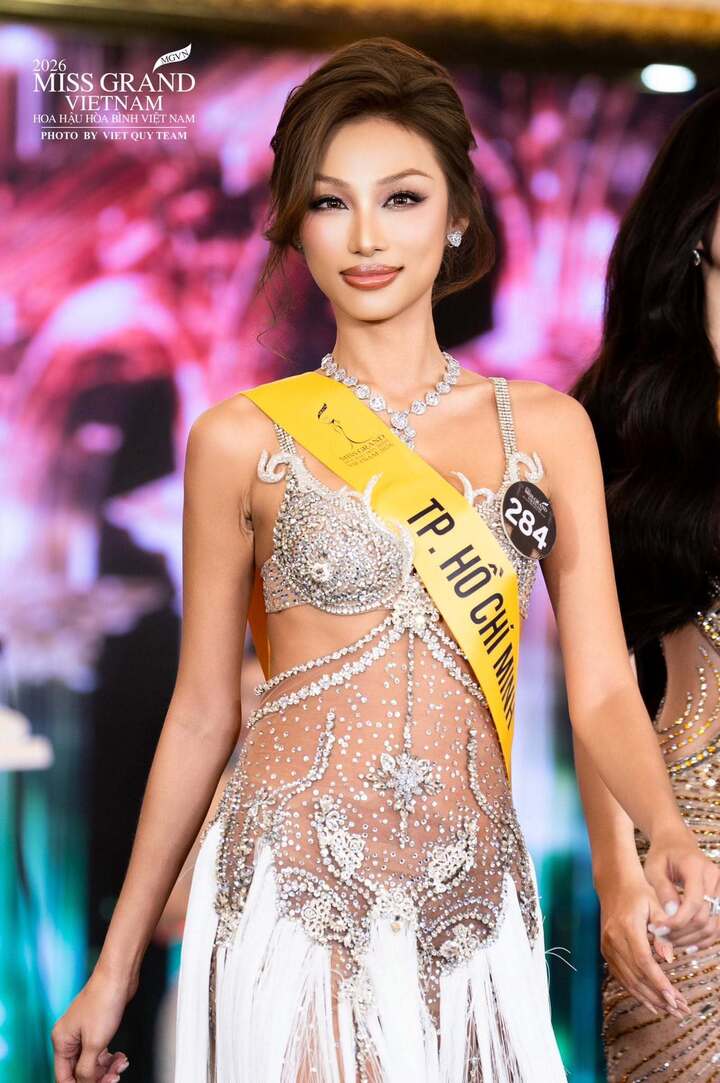 Cô từng lọt top 10 Hoa hậu Hoàn vũ Việt Nam 2022 và giành danh hiệu “Người đẹp biển”. Một năm sau, người đẹp tiếp tục gây ấn tượng tại Miss Cosmo Vietnam 2023 khi lọt top 5, đồng thời chiến thắng ba giải thưởng phụ gồm “Best Catwalk”, “Người đẹp biển” và “Đại sứ Môi trường”. Với kinh nghiệm thi đấu cùng phong độ ổn định, Bảo Ngọc đang là một trong những ứng viên hàng đầu cho chiếc vương miện Miss Grand Vietnam 2026.