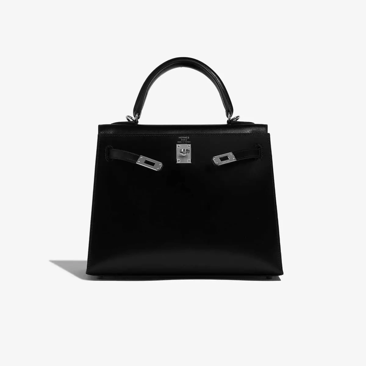 Bà mẹ hai con tạo điểm nhấn bằng chiếc Hermès Kelly 25 da Box màu đen. Trên nền tảng giao dịch hàng hiệu SACLÀB, phiên bản sản xuất tại Pháp năm 2021 có giá hơn 500 triệu đồng, đi kèm đầy đủ khóa, chìa, dây đeo, hộp và túi vải bảo quản. Ảnh: SACLÀB