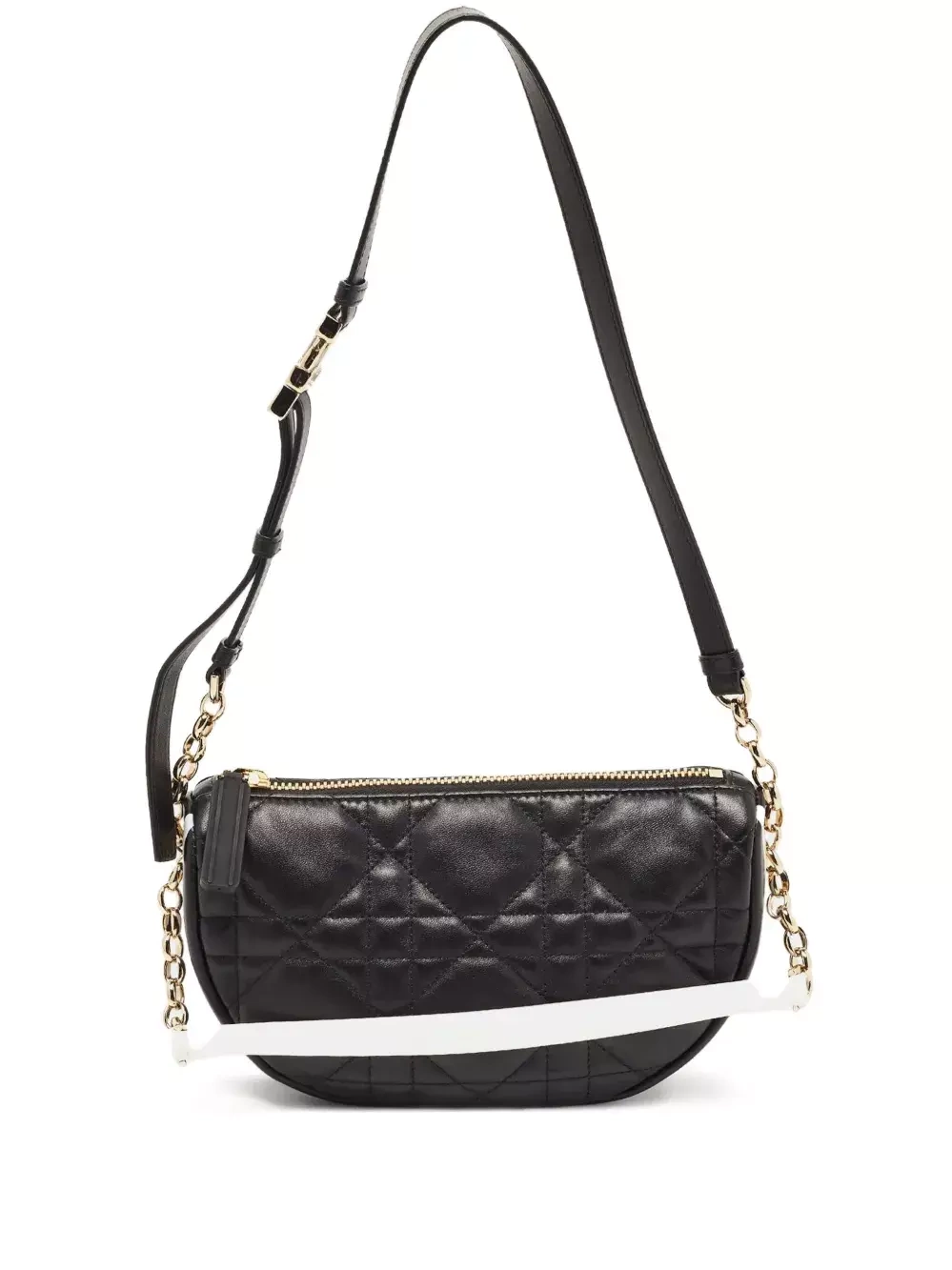 Cô lựa chọn chiếc Dior Small Vibe Hobo màu đen trắng làm điểm nhấn. Theo giá niêm yết của hãng tại thị trường châu Âu, mẫu túi có giá 1.695 CHF, tương đương khoảng 56 triệu đồng. Thiết kế thuộc dòng Vibe ra mắt năm 2021, làm từ da cừu và có hai kiểu đeo linh hoạt. Ảnh: Dior