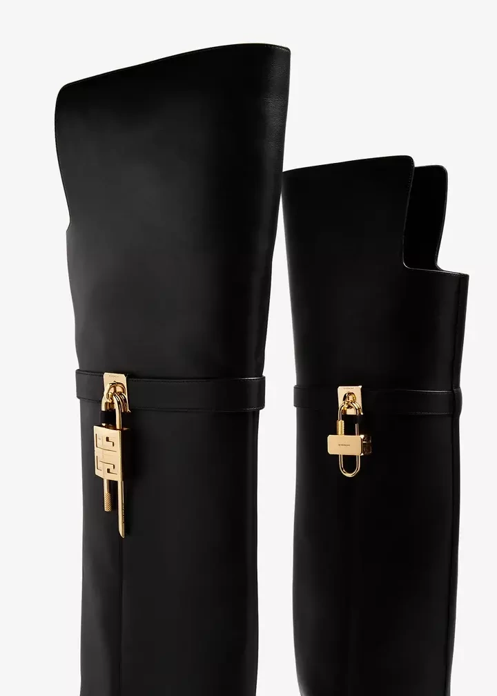 Hoàn thiện bộ trang phục, doanh nhân chọn đôi Givenchy Shark Lock Stiletto Over-the-Knee Boots với chi tiết khóa mạ vàng đặc trưng. Thiết kế có giá bán hơn 60 triệu đồng trên website nhãn hàng. Ảnh: Givenchy