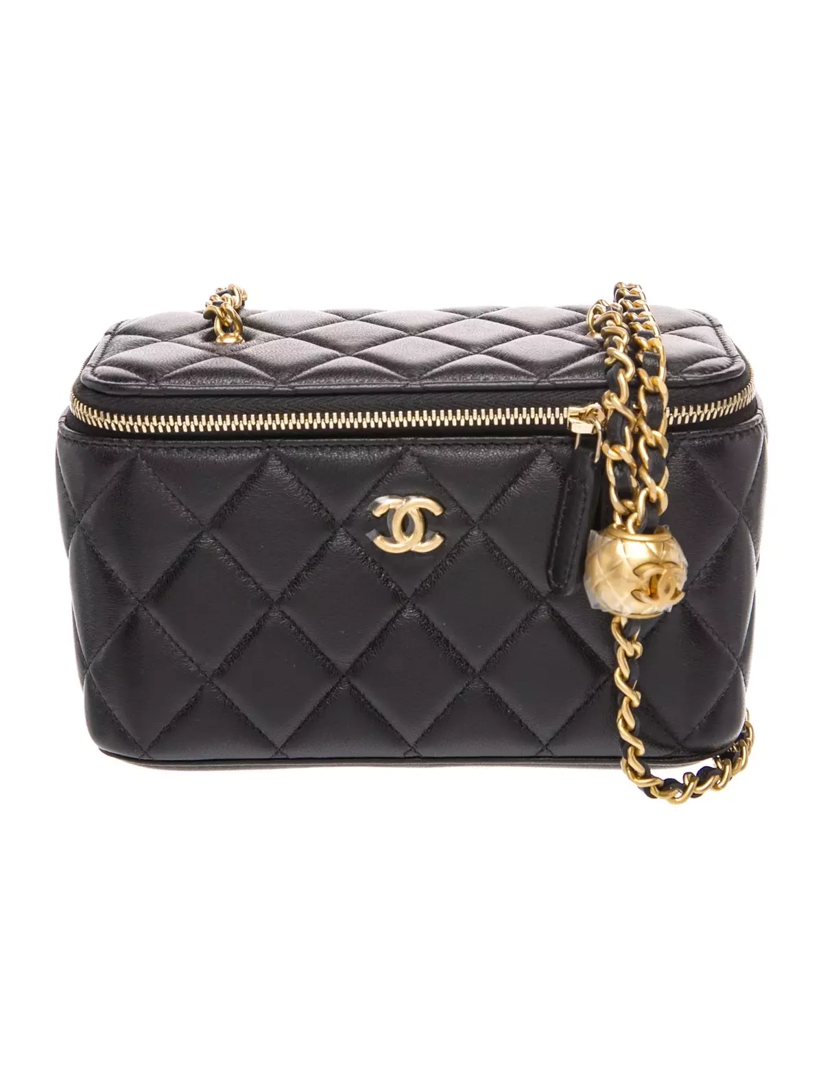 Cô tạo điểm nhấn với chiếc Chanel Pearl Crush Gold Ball Vanity bằng da bê màu đen. Theo The Luxury Closet - nền tảng giao dịch hàng hiệu quốc tế, mẫu túi có giá khoảng 6.300 USD, tương đương hơn 165 triệu đồng. Ảnh: Chanel
