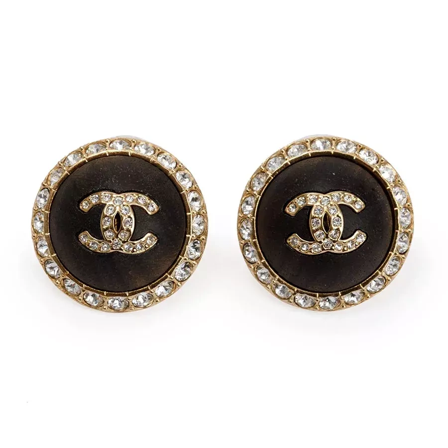 Bà xã Quyền Linh kết hợp thêm đôi khuyên tai Chanel Gold Plated CC Round Stud mạ vàng, thiết kế logo CC đặc trưng của nhà mốt Pháp. Mẫu phụ kiện hiện được giao dịch với giá khoảng 23 triệu đồng. Ảnh: Chanel