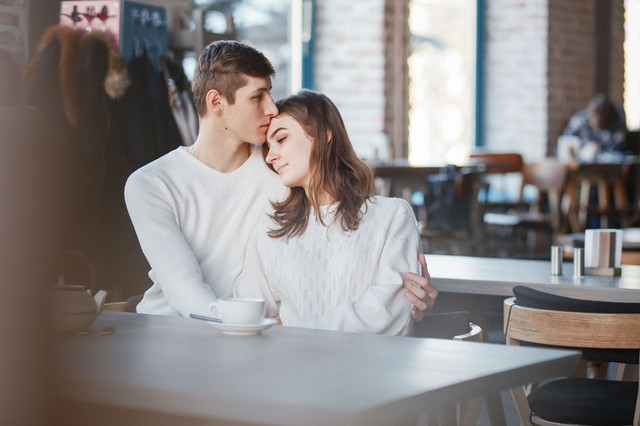Kim Ngưu không phải mẫu người giỏi nói lời hoa mỹ, nhưng lại thể hiện tình yêu bằng sự quan tâm, chăm sóc và trách nhiệm mỗi ngày. Ảnh minh họa