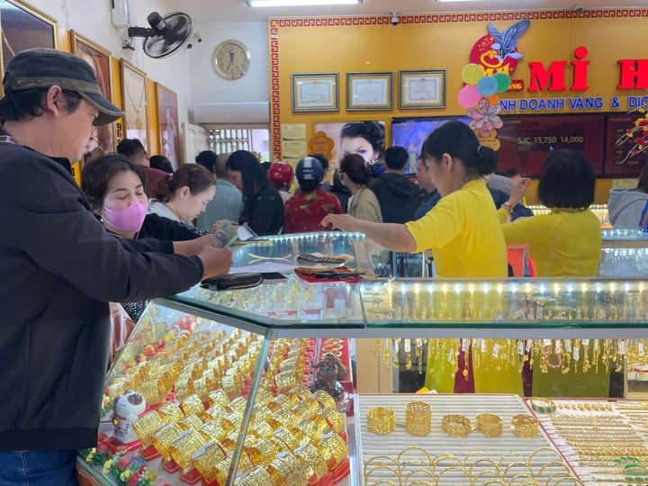 Trong ngày 25/7, mỗi khách mua vàng nhẫn tại Mi Hồng chỉ được mua tối đa 5 chỉ.