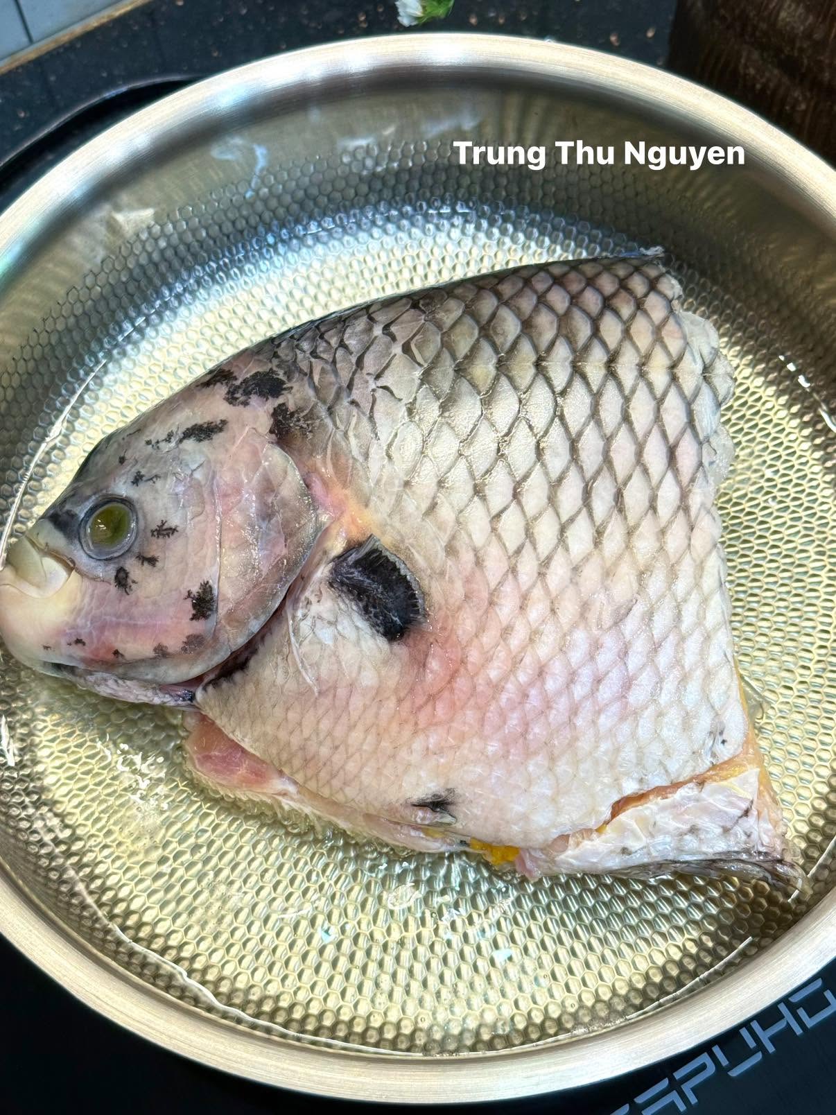 Cách làm cá tai tượng chiên xù: Chiên sơ trước trong chảo chín tầm 50%