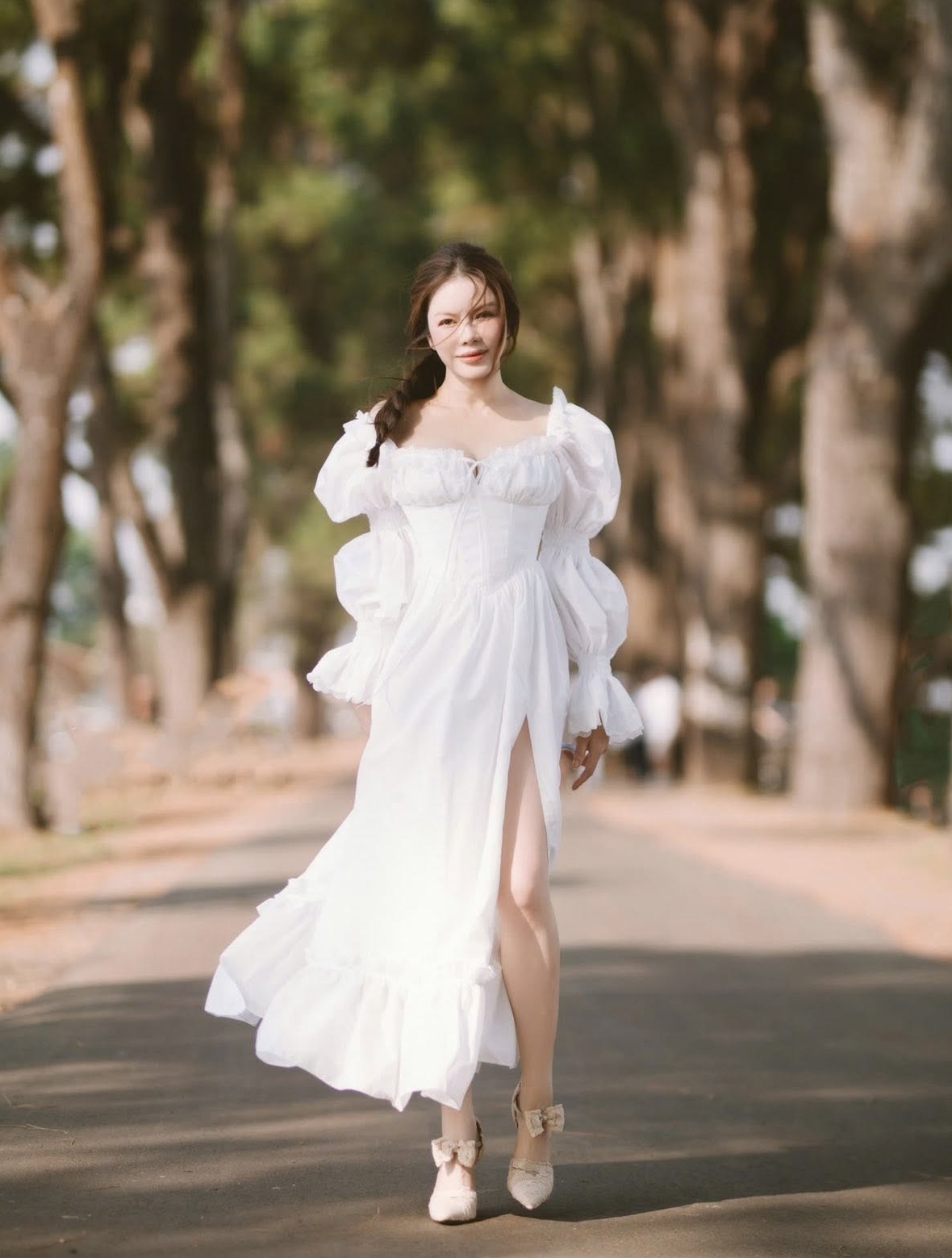 Ngôi sao tôn dáng trong đầm tay bồng phong cách du mục, phối giày đính nơ. Cách phối này tạo ra vẻ lãng mạn, gợi nhớ các cô gái dạo chơi trên thảo nguyên.