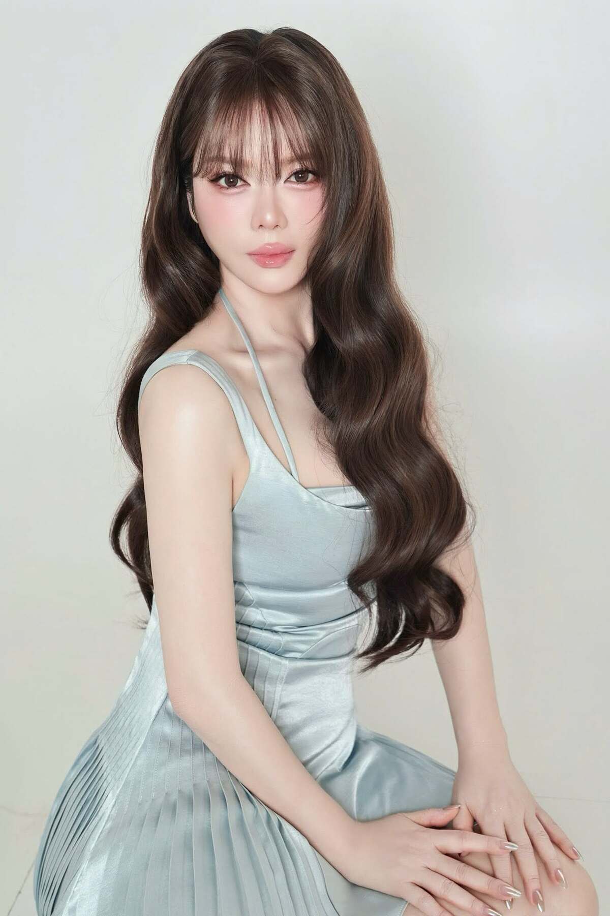 Cô để tóc mái, chọn váy ngắn sáng màu và áp dụng phong cách trang điểm bọng mắt cười. Hiệu ứng bọng mắt làm đôi mắt trông to tròn hơn. Kỹ thuật giúp tạo phần cơ thịt nổi lên tự nhiên dưới mắt - đặc điểm sinh học vốn chỉ căng đầy và rõ nét ở người trẻ tuổi.